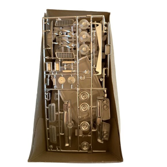 AMT '64 Chrysler Imperial 3-In-1 Convertible Customizing Kit By Gene Winfield - Picture 8 of 9